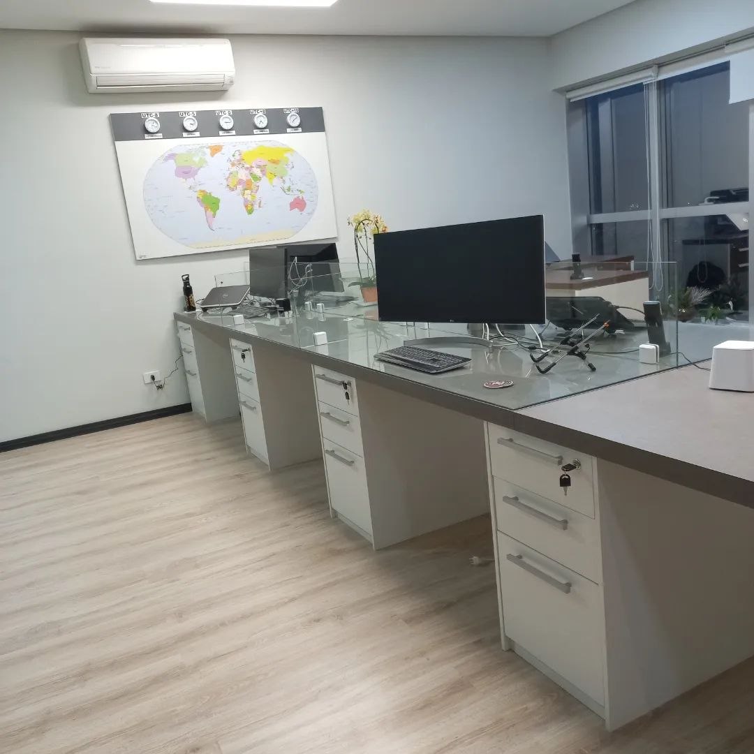 Estações de trabalho planejadas em ambiente corporativo, com armários e mesas sob medida — Mollo Art