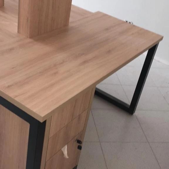 Detalhe do acabamento de canto de mesa planejada em ambiente corporativo — Mollo Art